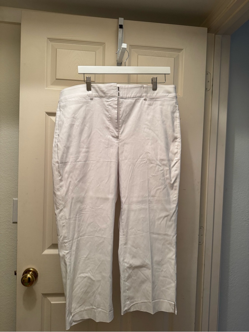 Lane Bryant White Cropped Straight-Leg Capris